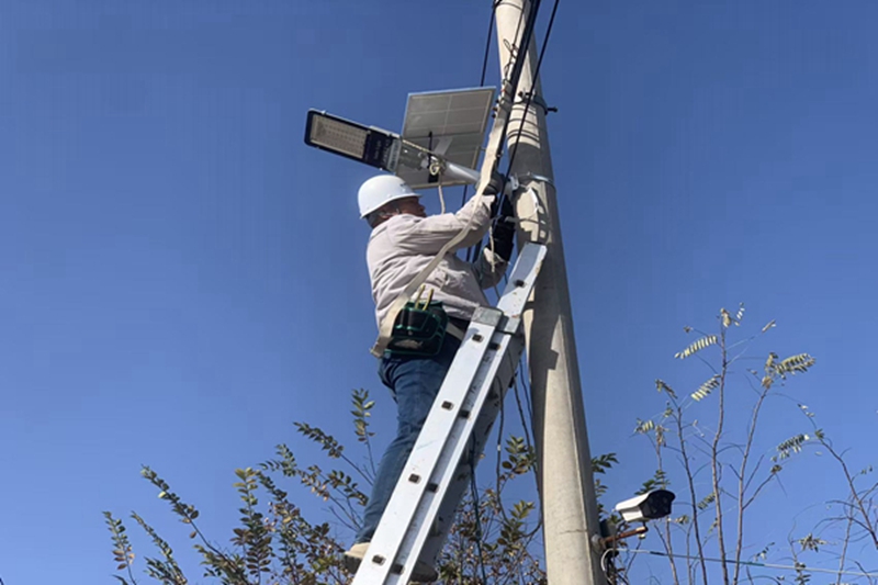 工作人員正在安裝調試太陽能路燈。郭勇志攝