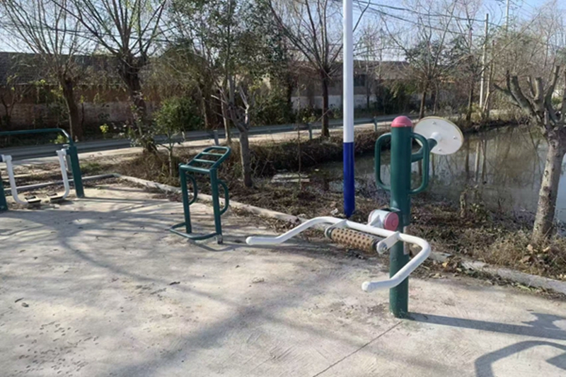 进德村新修建的健身休闲广场。郭勇志摄