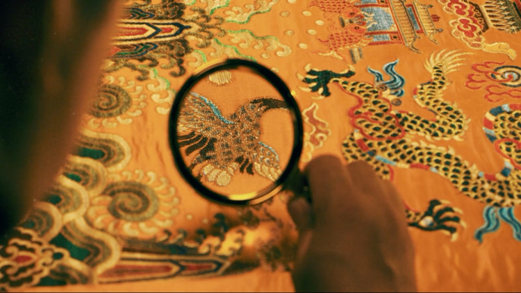 雲錦作品如浮光躍金，又似雲蒸霞蔚。左達超攝