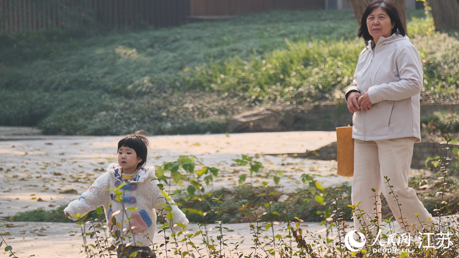 “七河八島”之一的鳳凰島上，游人前來賞景。人民網 徐晨曦攝