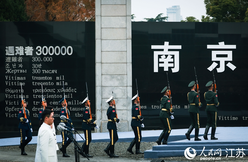 2025年南京大屠杀死难者国家公祭仪式现场。人民网 李昱辰摄