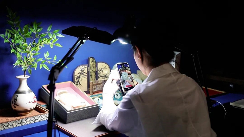 本地主播正在進行直播電商銷售玉石產品。邳州市委宣傳部供圖