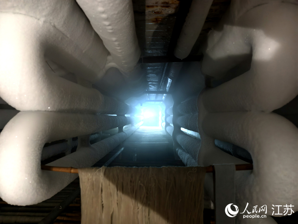 粉丝需送入零下8℃的冷库冷冻10小时,才能独具韧性。人民网记者 马晓波摄