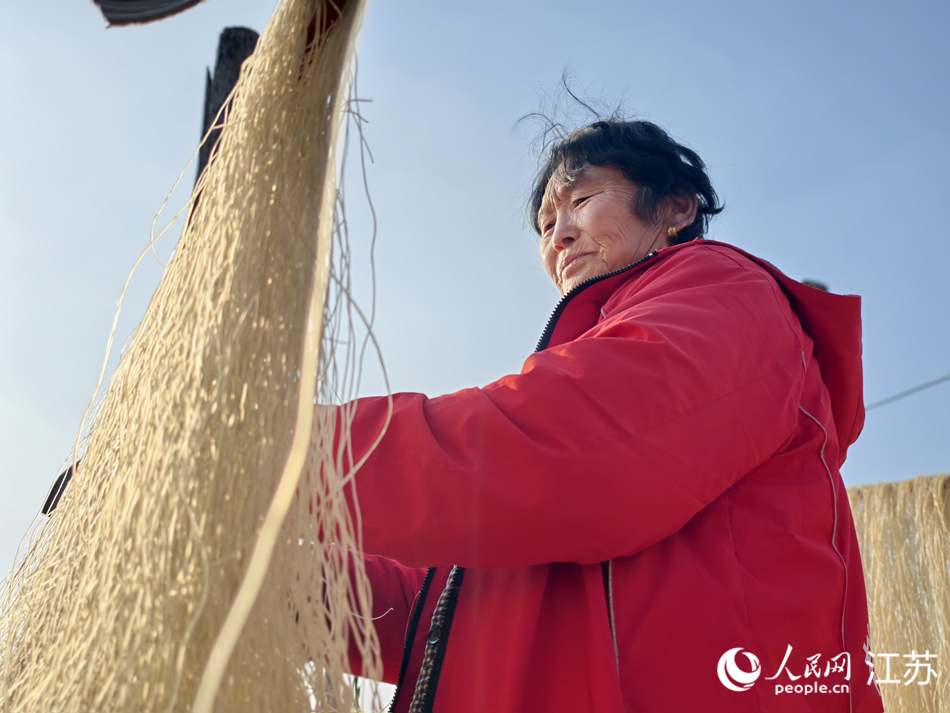 村民正在晾晒粉丝。人民网记者 马晓波摄