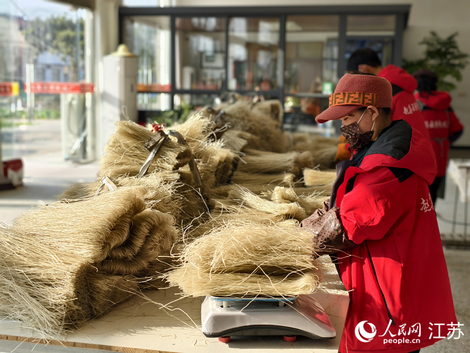 粉丝正在打包。人民网记者 马晓波摄