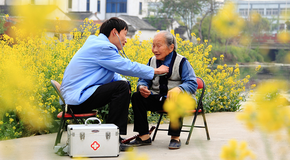 村医巡诊，把医疗健康服务送到村民家门口