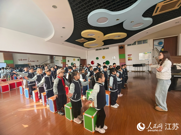 通州区实验小学学生排练节目。人民网记者 王继亮摄