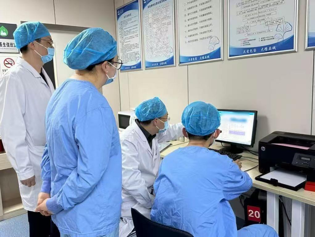 省人医专家团队凌晨抵达江苏省人民医院宿迁医院，开展病历讨论。江苏省人民医院宿迁医院供图