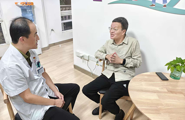 江苏医改让优质资源“沉”到家门口
近年来,江苏坚持以公益为导向,持续推动公立医院综合改革,全面建设分级诊疗体系,创新建立医改协作机制,强化医疗、医保、医药“三医”联动,在关键领域改革不断取得突破。
为了让群众在家门口就能享受到优质医疗服务,围绕“大病不出省”,近年来,江苏投入41亿元推进16家高水平医院建设,新增国家级临床重点专科建设项目26个。江苏还通过建立4个国家区域医疗中心和45个省级区域医疗中心,组织16家大型三级甲等医院结对帮扶医疗资源薄弱地区20家医院建设区域医疗中心,让“省队”甚至“国家队”的优质资源延伸到市县。