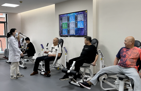 57.41%占比背后的江苏健康答卷
数据见证基层医疗“蝶变”:2024年,江苏基层诊疗量占比达57.41%,“小病在社区,大病有依靠”正从愿景变为现实。
从三甲医院的技术攻坚到基层社区的贴心守护,从尖端手术的创新突破到中医药创新服务,“十四五”以来,江苏系统构建了一张优质高效、均衡可及的医疗卫生服务健康网,增强了人民群众的健康获得感。