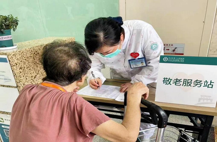 常州市第一人民医院敬老服务站点，护士协助老人登记信息。受访者供图
