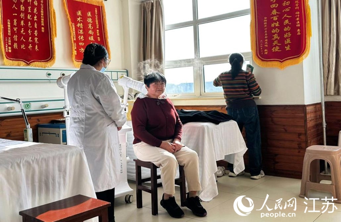 盐城大丰区白驹中心卫生院中医馆内，居民在做理疗。人民网记者 周梦娇摄