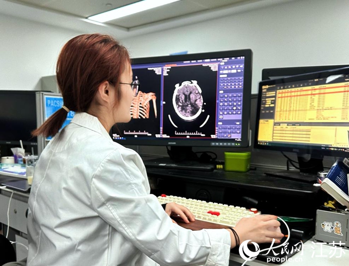 南京鼓楼医院住院医师何雪颖通过江苏省云影像平台为基层医院远程阅片。人民网记者 周梦娇摄