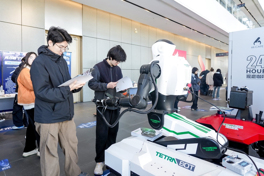 青年朋友了解天创机器人。