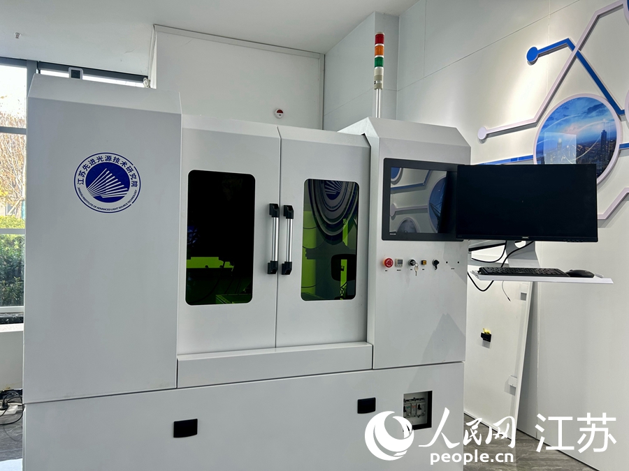 超快激光脆性材料加工设备研发样机。人民网记者 王丹丹摄