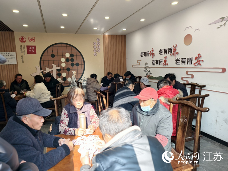 三树镇树兴嘉苑幸福小院里,老人在休闲娱乐。人民网记者 马晓波摄