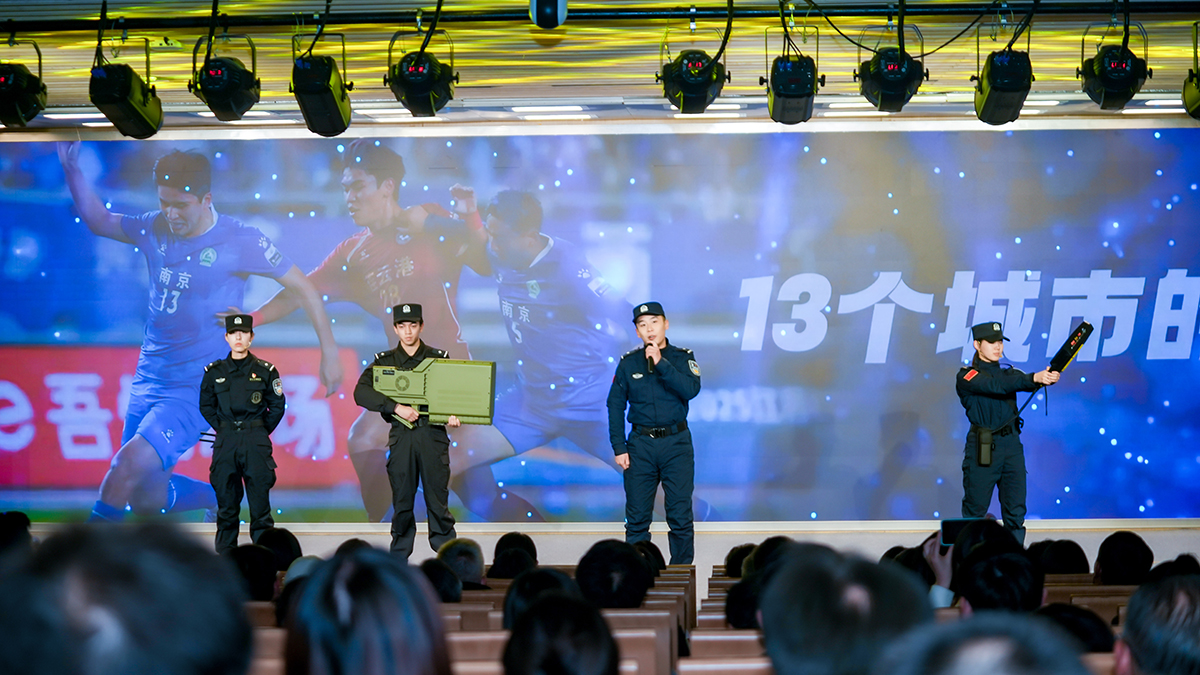 陈思远讲述“金陵警鹰”护航“苏超”的故事。人民网 余乐摄