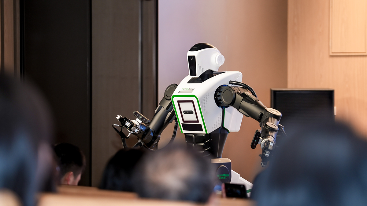 全球首款防爆人形机器人“天魁一号”现身活动现场。人民网 范尧摄