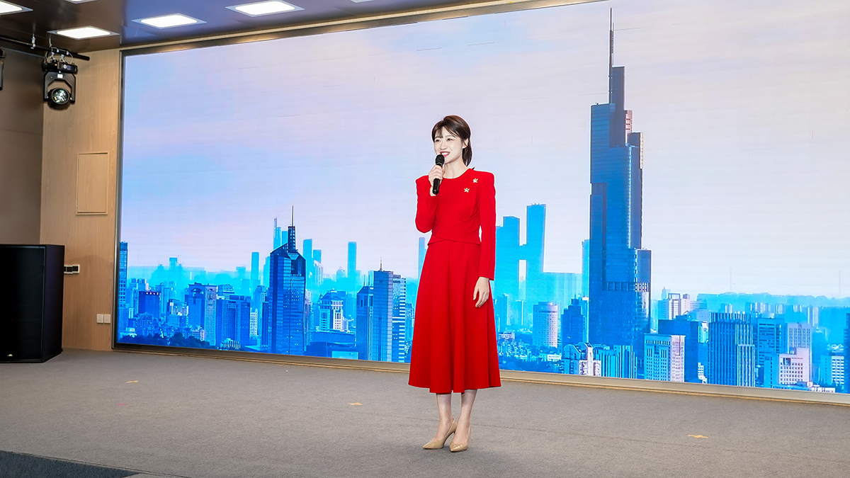 张思嘉讲述尤肖虎院士的科研闯关故事。人民网 余乐摄