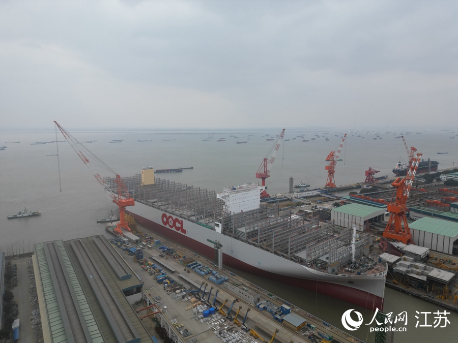24000 标箱甲醇双燃料集装箱船在南通顺利下水。人民网记者 王继亮摄