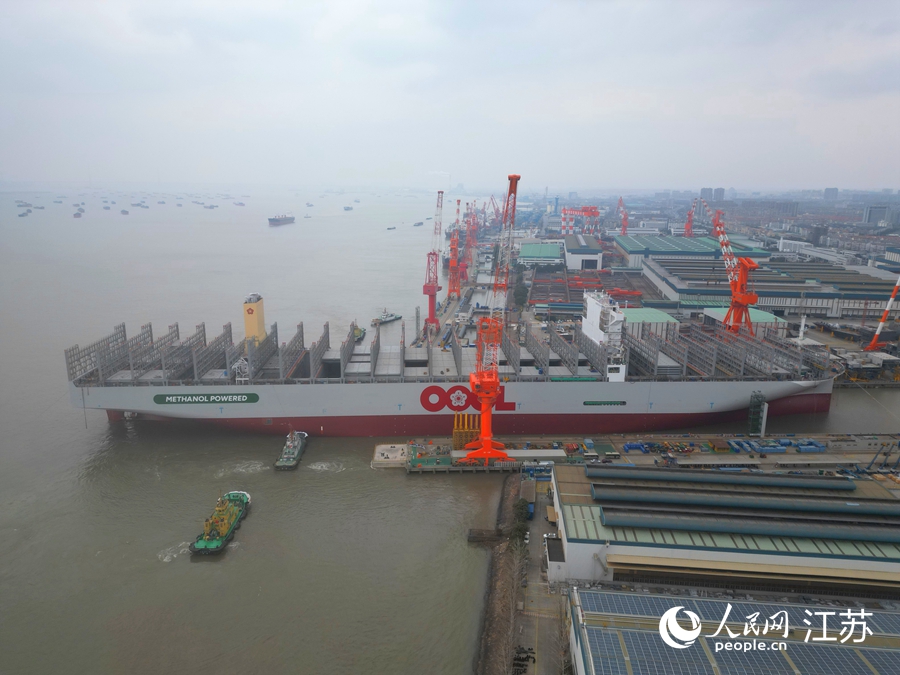 24000 标箱甲醇双燃料集装箱船在南通顺利下水。人民网记者 王继亮摄
