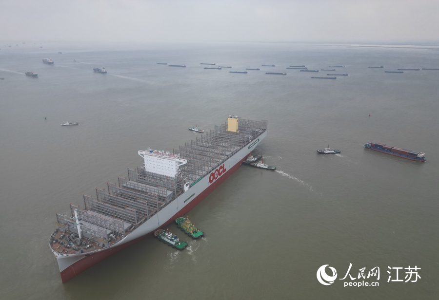24000 标箱甲醇双燃料集装箱船在南通顺利下水。人民网记者 王继亮摄