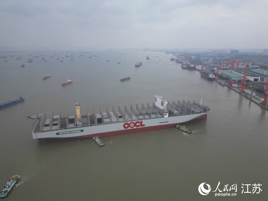 24000 标箱甲醇双燃料集装箱船在南通顺利下水。人民网记者 王继亮摄