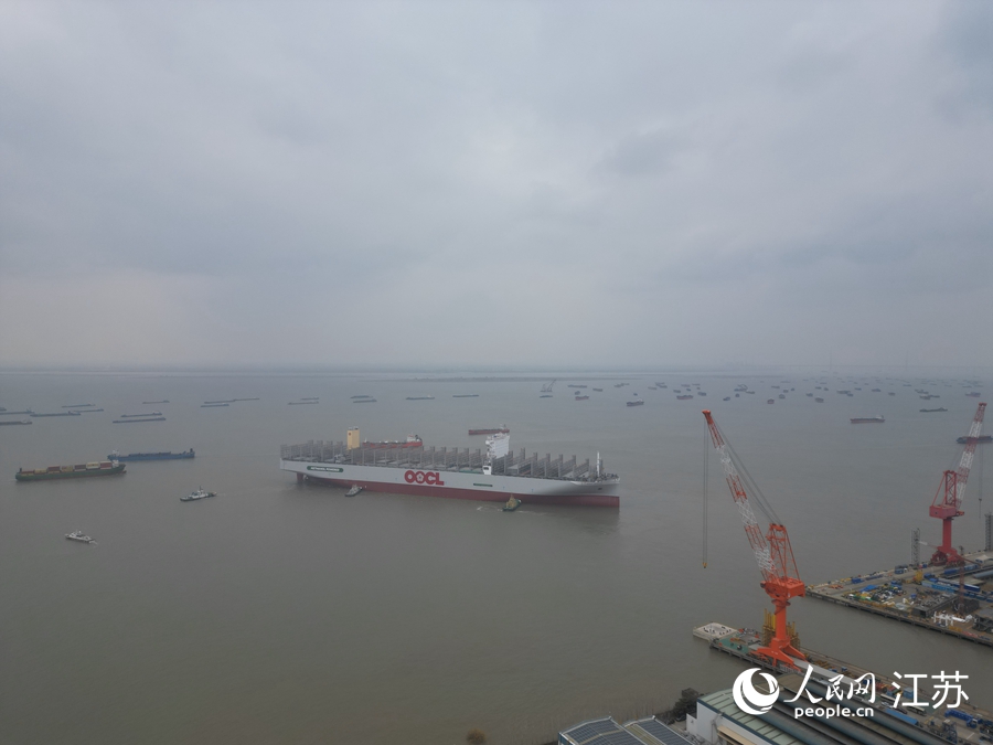 24000 标箱甲醇双燃料集装箱船在南通顺利下水。人民网记者 王继亮摄