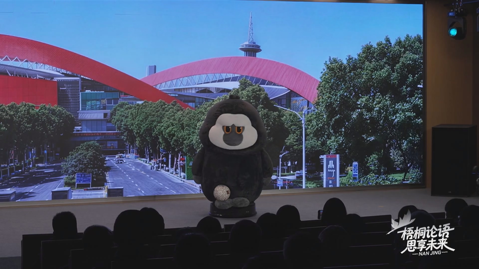 今年的一次机缘巧合，让机器人“杜杜”走上了“苏超”赛场。原来智慧导览机器人也能这么可爱！