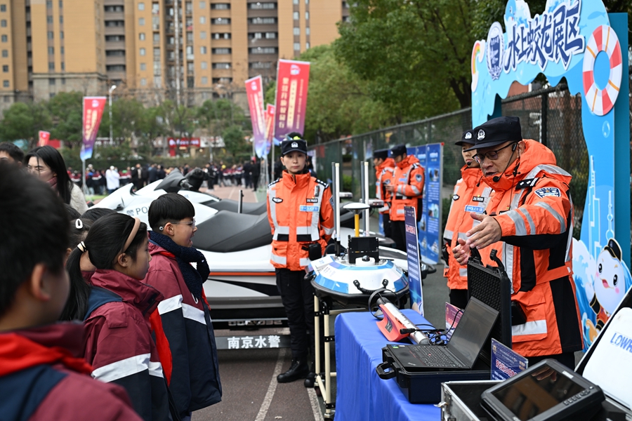 同学们在水上蛟龙展区观看展示。主办方供图