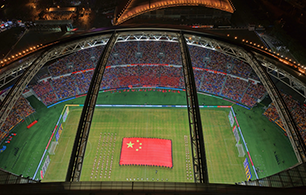 “苏超”启示录11月1日晚，南京奥体中心华灯璀璨，声浪震天，本赛季“苏超”迎来终局之战。在62329名球迷的现场见证下，泰州队在点球大战中以4∶3战胜南通队。这场群众性的狂欢盛宴为何而来，又因何闪耀？【详细】