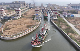 水运江苏：江河湖海共行舟近年来，江苏以水为脉，以运为络，持续推进水利设施建设与水域综合治理，不仅筑牢了防汛抗旱的安全底线，更打通了高质量发展的“黄金水道”。【详细】