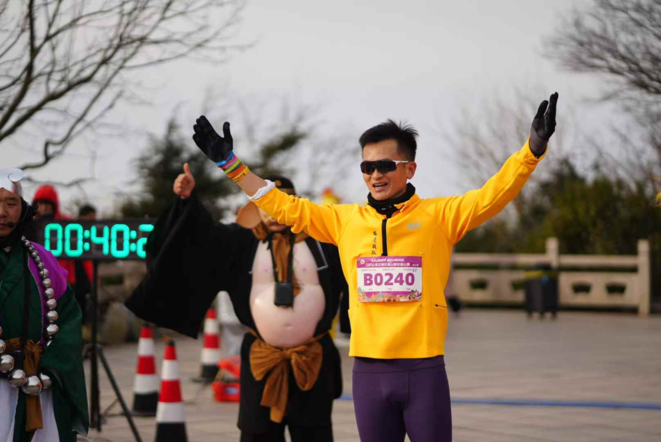 一位选手完赛。连云港市云台山风景名胜区管理委员会供图