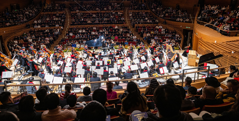 市民沉浸式观赏演出。宗晓东摄