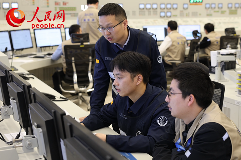 1月4日,工作人员在总调度室实时监控漳州核电机组运行情况。人民网 苏海森摄