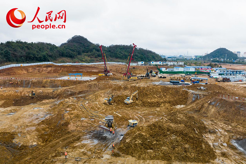 1月4日,贵州省贵安新区环西小学贵安学校建设现场。人民网记者 涂敏摄
