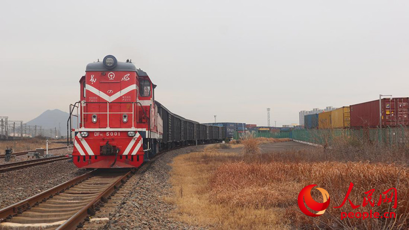 1月4日,X9018次中欧班列驶出义乌西站。人民网记者 张帆摄