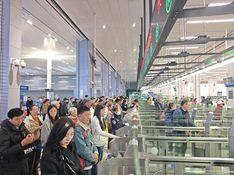 1月4日,港珠澳大桥珠海公路口岸迎来出境高峰。田佳琪摄