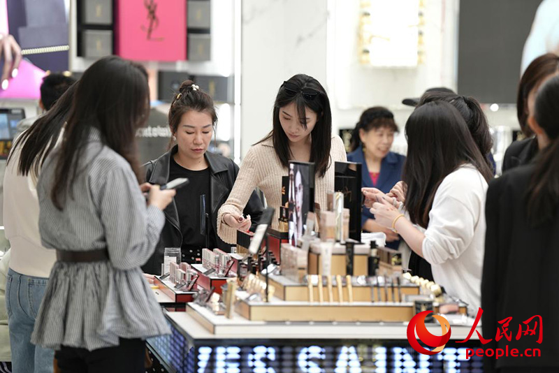 1月4日,游客在海口国际免税城选购免税商品。人民网记者 符武平摄