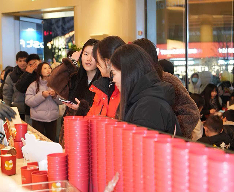 连日来崔月所在的饮品店生意火爆,元旦假期卖出去4000多杯。崔月摄