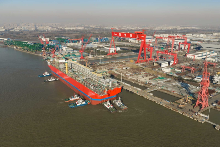 大型浮式天然氣液化裝置“F450 FLNG”輪在南通順利出塢。南通海事局供圖