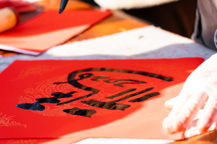 高淳本土書法家為游客寫春聯送“福”。丁劼攝