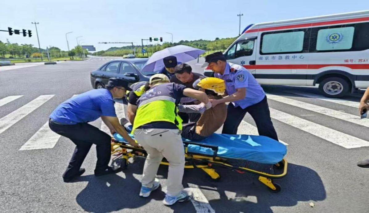 城管隊員現場協助群眾處置車輛故障的暖心場景。