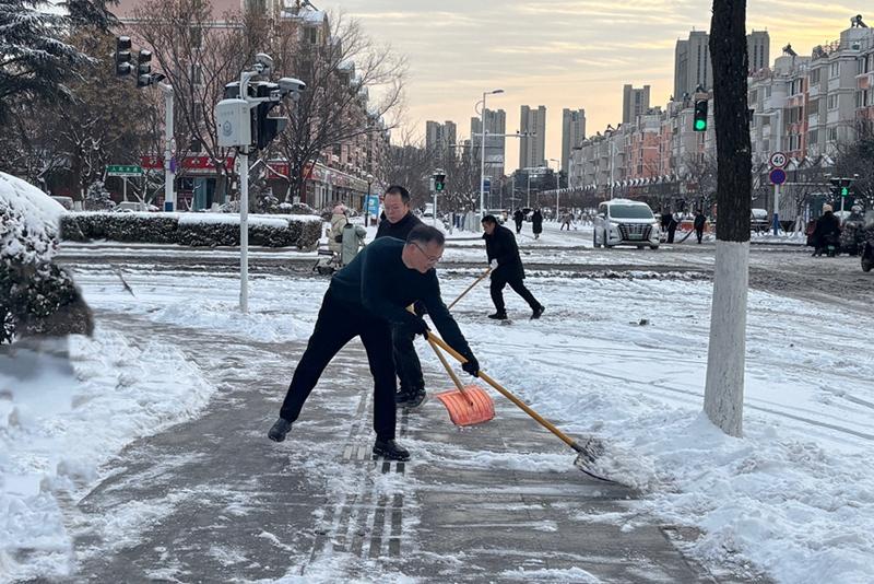 扫雪现场。陈严摄　