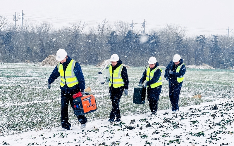 强降雪致多地通信告急 江苏移动抢修队风雪中抢通网络