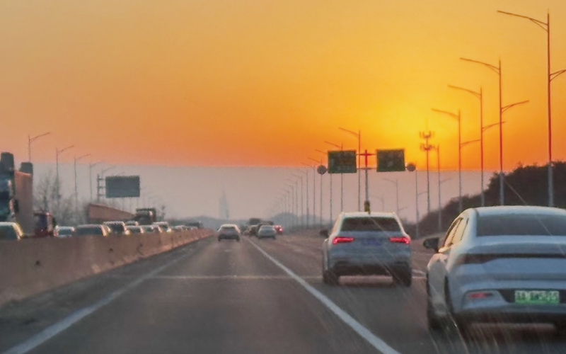 冷暖空气交汇 南京出现壮丽“云墙”