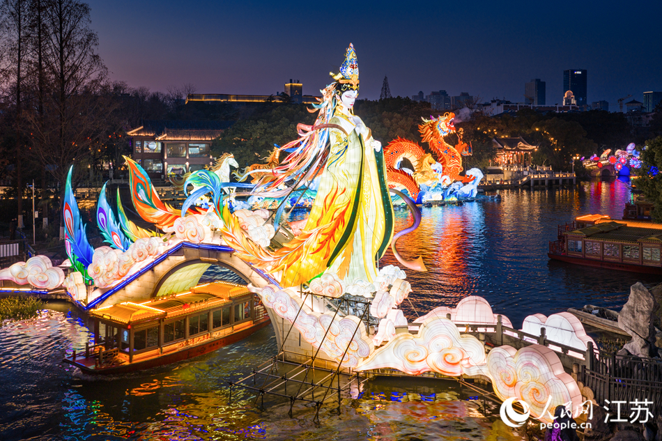 本届灯会共设置8个展区约390组灯,拟推出超200场文化活动。