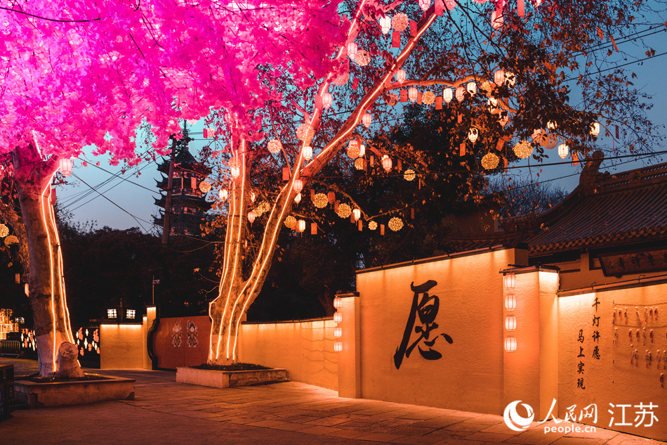 本届灯会以“华彩映九州 幸福中国年”为主题。