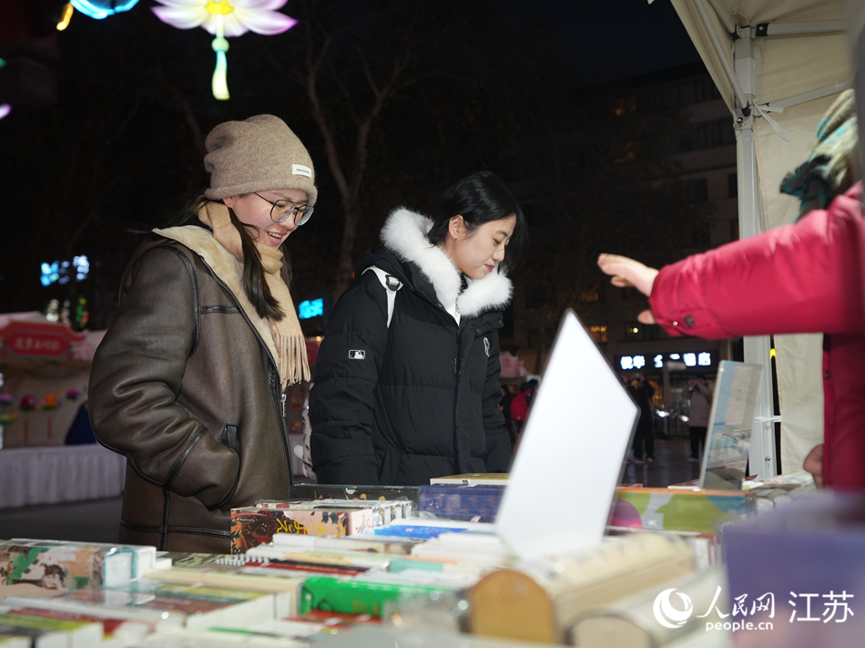市民打卡“金陵旧书市集”。
