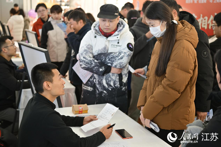 招聘方和求职者在人才夜市上密切沟通。 人民网记者 鞠峰摄